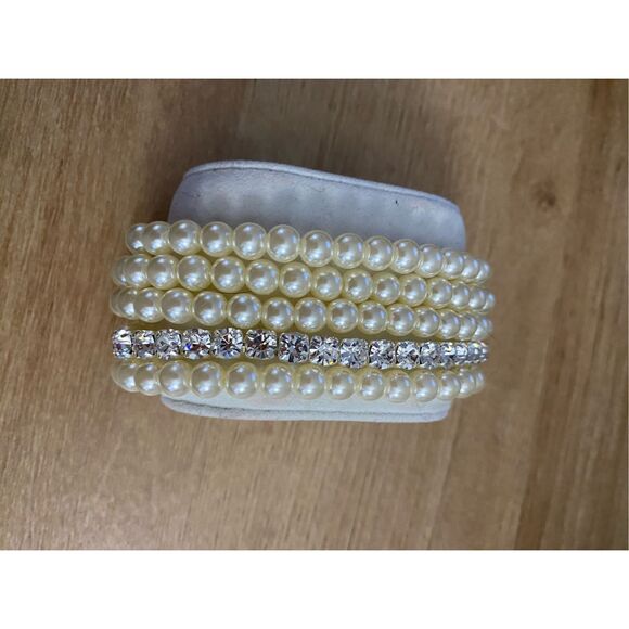 Avon NIB Pearl and Rhinestone 5-Strand Stretch Bracelets - Picture 1 of 5